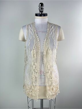 💚 3560. Cream Crochet Lace Open Vest